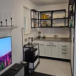 Apartman Modern For Business & - Apolonialiving